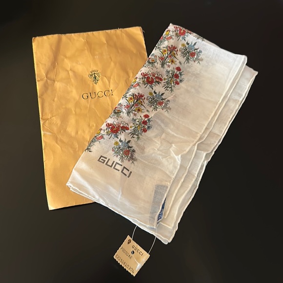GUCCI Women Floral Scarf Handkerchief Vintage Rolled Hem NWT & Envelope - Picture 2 of 11